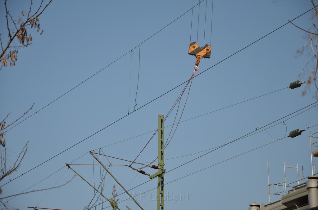 Einsatz BF Koeln Kran beruehrt Oberleitung DB Koeln Gremberg Taunusstr P041.JPG